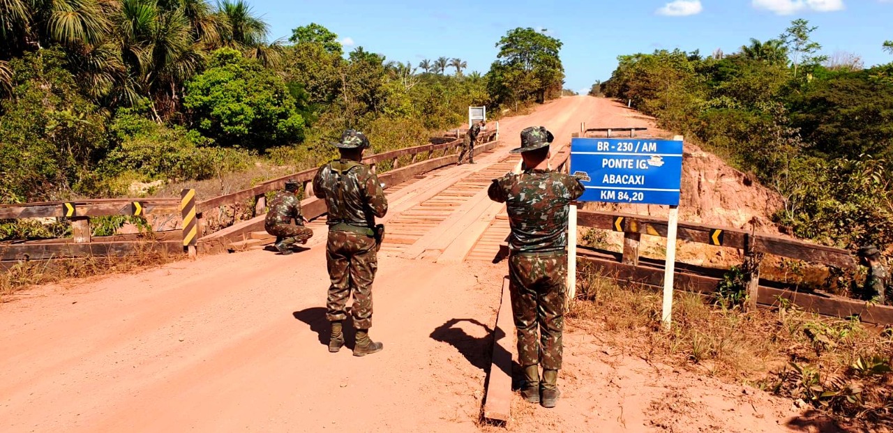 NO SEGUNDO DIA DA OPERAÇÃO TRANSAMAZÔNICA, ENGENHARIA MILITAR COMEÇA A  PALMILHAR A BR-230