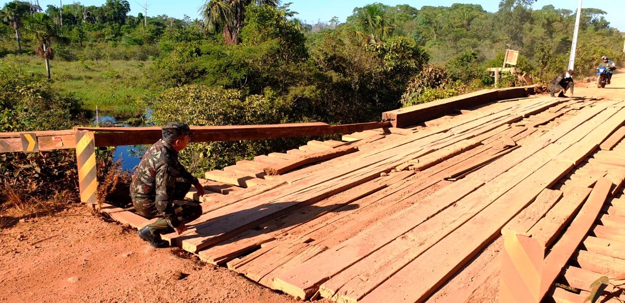 NO SEGUNDO DIA DA OPERAÇÃO TRANSAMAZÔNICA, ENGENHARIA MILITAR COMEÇA A  PALMILHAR A BR-230