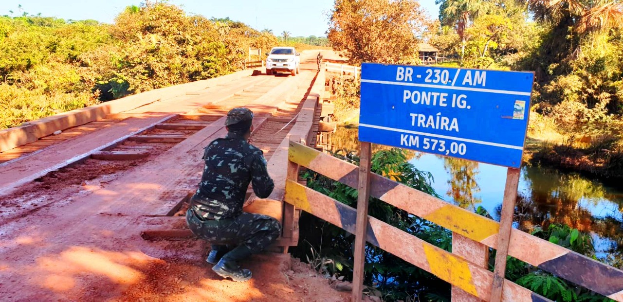 NO SEGUNDO DIA DA OPERAÇÃO TRANSAMAZÔNICA, ENGENHARIA MILITAR COMEÇA A  PALMILHAR A BR-230