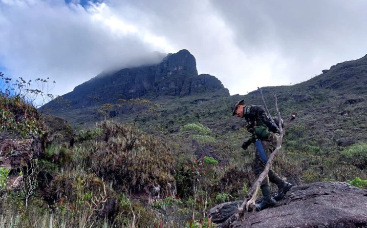 Exército Brasileiro realiza reconhecimento de fronteira no Pico da