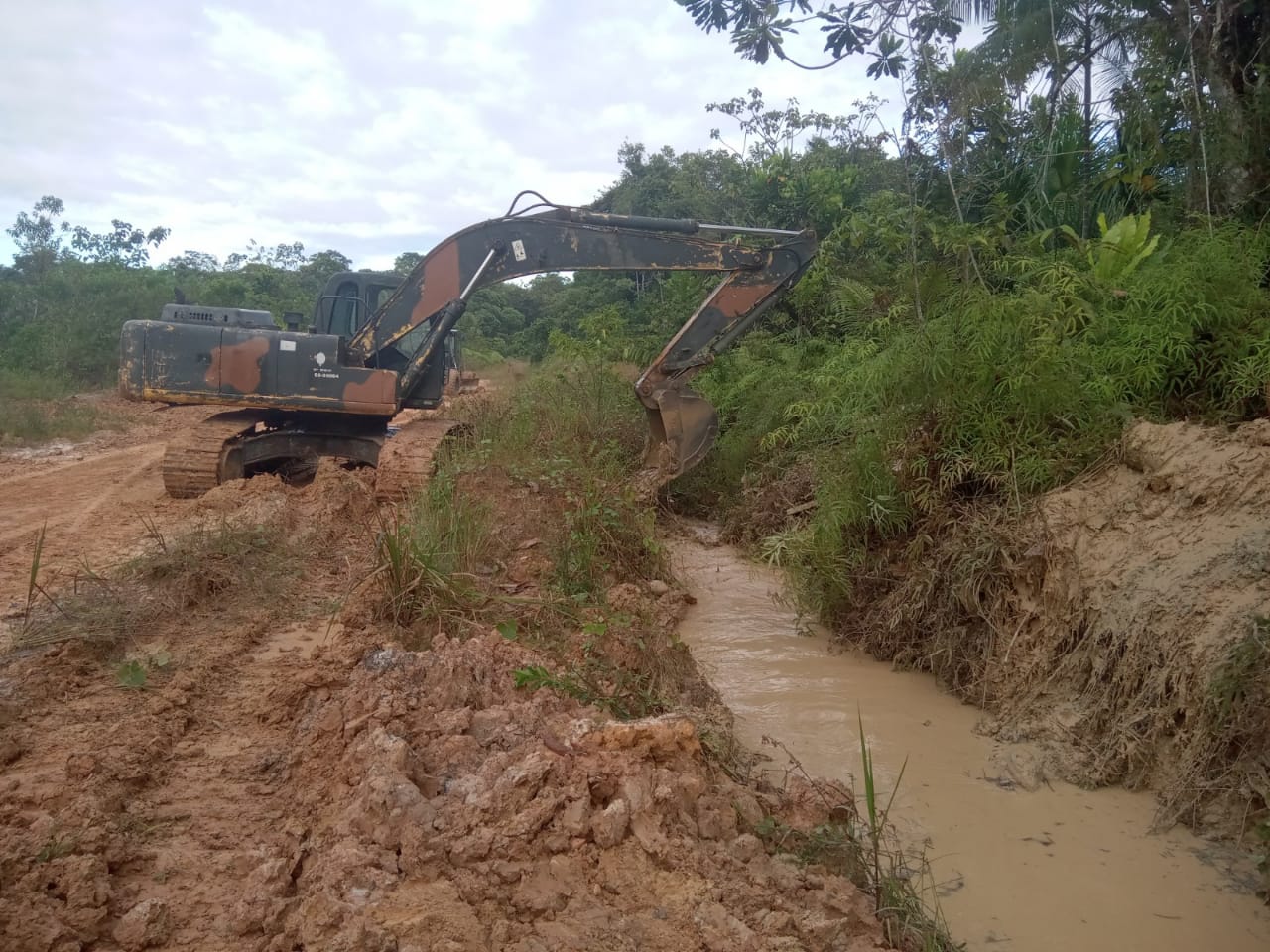 Exército Brasileiro 🇧🇷 on X: As embarcações do #Exército transportam  insumos para as obras de implantação de via de trafegabilidade do 4º  Pelotão Especial de Fronteira, tropa que participa da segurança da