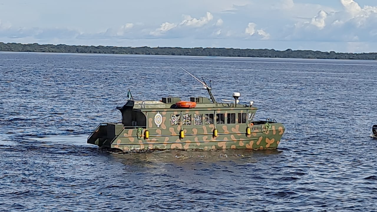 Exército Brasileiro 🇧🇷 on X: As embarcações do #Exército transportam  insumos para as obras de implantação de via de trafegabilidade do 4º  Pelotão Especial de Fronteira, tropa que participa da segurança da